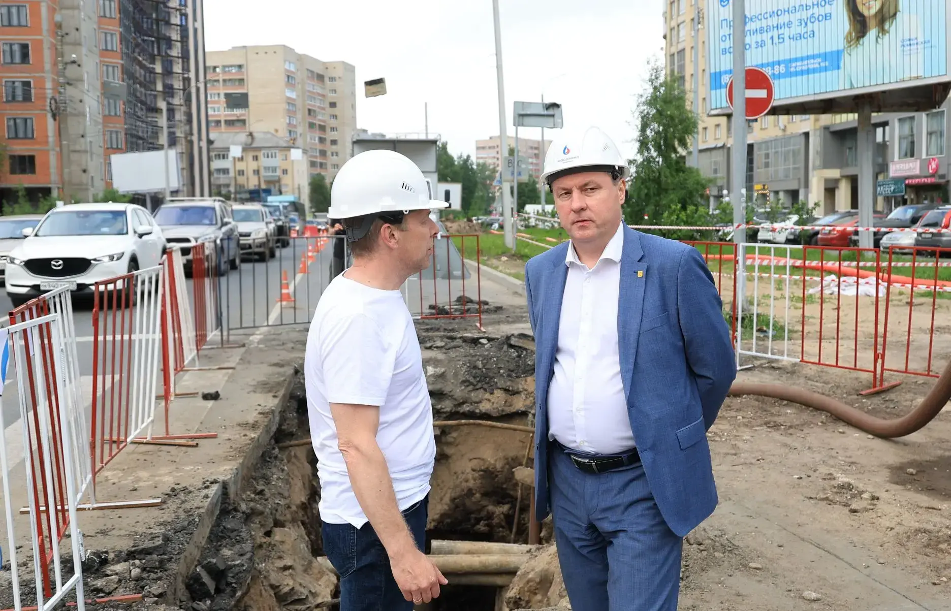 Провел выездное совещание на месте ремонта канализационного коллектора на пересечении Воскресенской 