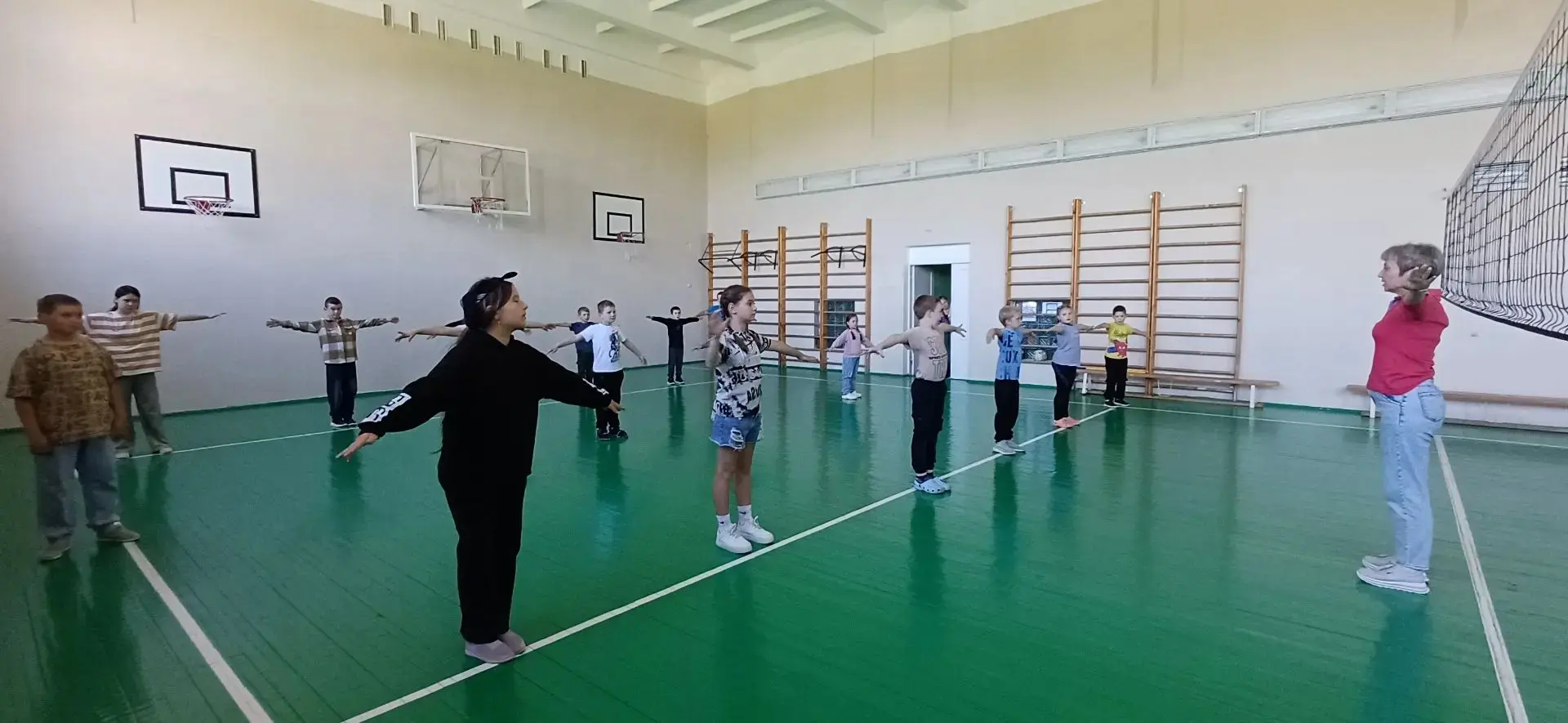 Пришкольный лагерь. День семнадцатый.

Сегодня вспомнили игры "Колечко", "Вышибалы". Посостязались в