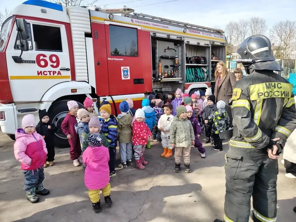 В дошкольном отделении 4-49 МОУ "СОШ имени А.П. Чехова" 1апреля прошла встреча с настоящими пожарным