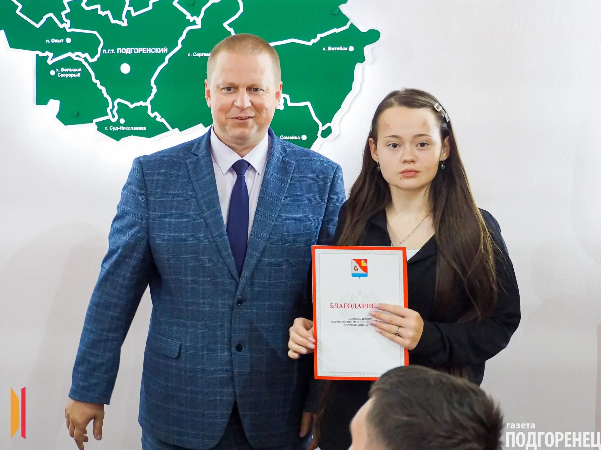 Глава района Максим Юрьевич Данилов вручил старшекласснице нашей школы Екатерине Куриловой благодарн