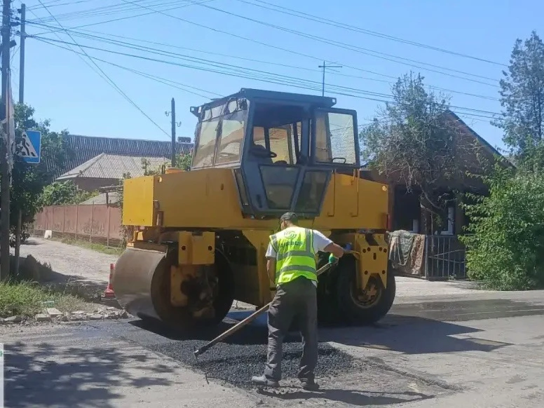 🚧 В Батайске продолжается ямочный ремонт дорог