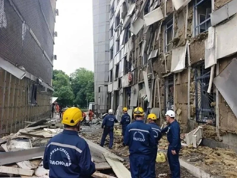 Краснодарские спасатели заделали 25 окон в поврежденном после атаки БПЛА здании, переда...