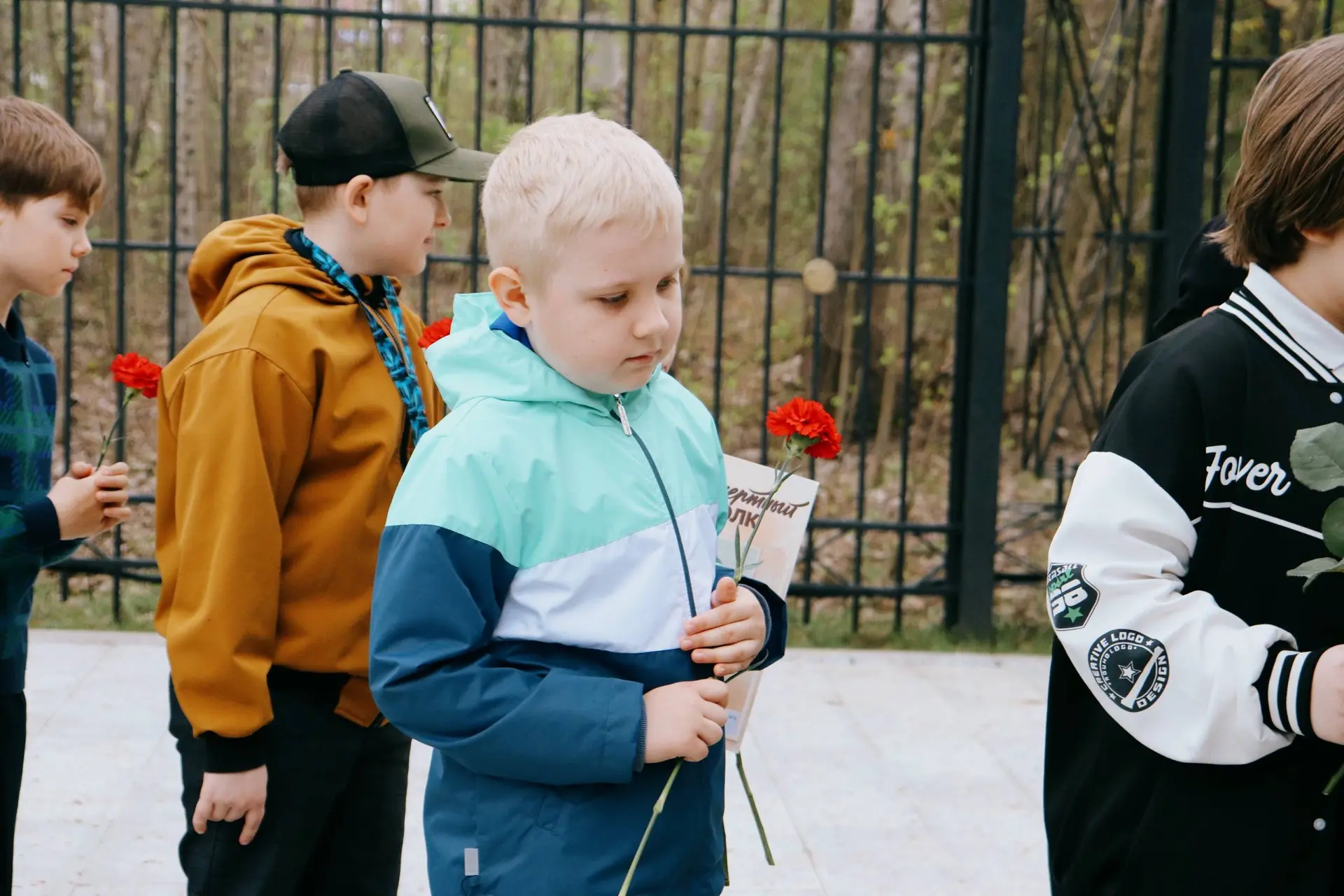 Красные гвоздики 🌹  🎖️В эти майские дни мы вновь обращаемся к памяти. Памяти о тех, кто прошел сквоз