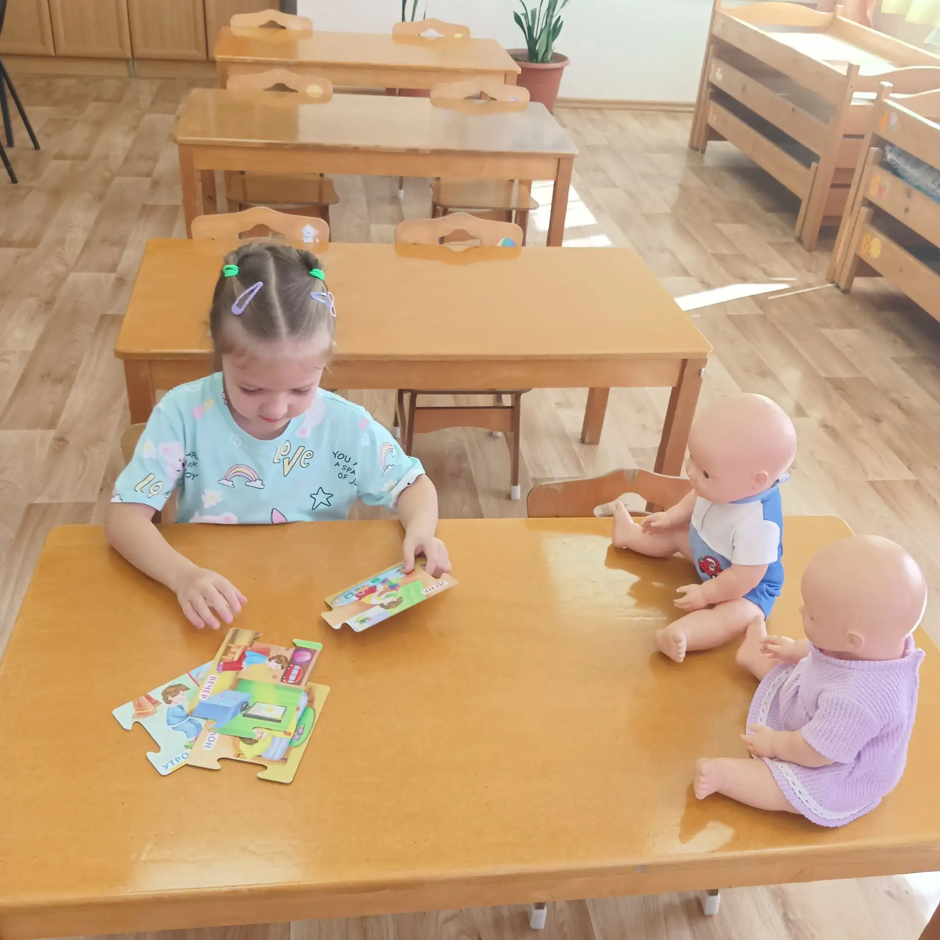 Закрепляли знания о частях суток.