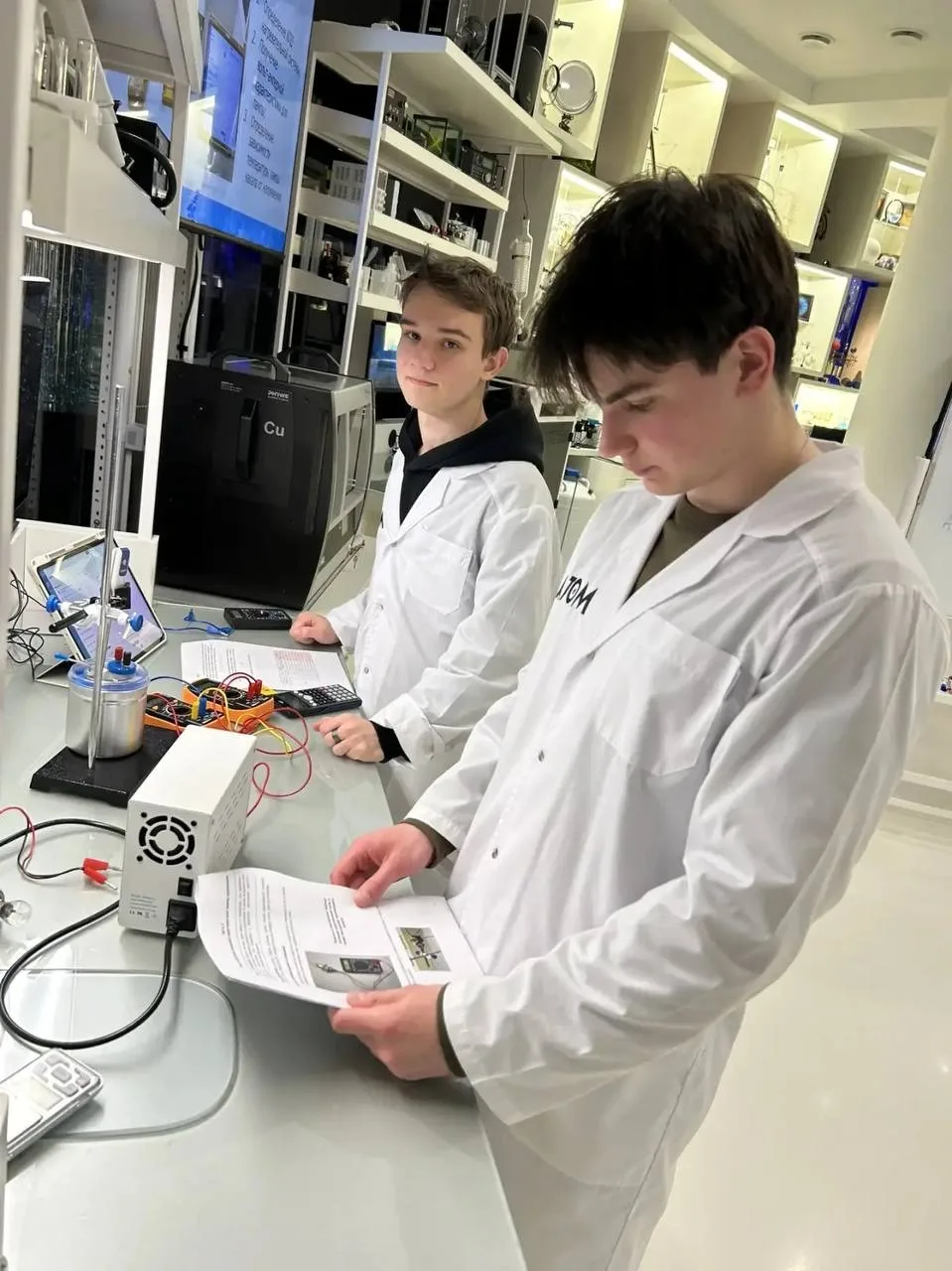 Физика на практике  👨‍🔬10 апреля в рамках городского проекта «Учебный день в музее» учащиеся 10И кла