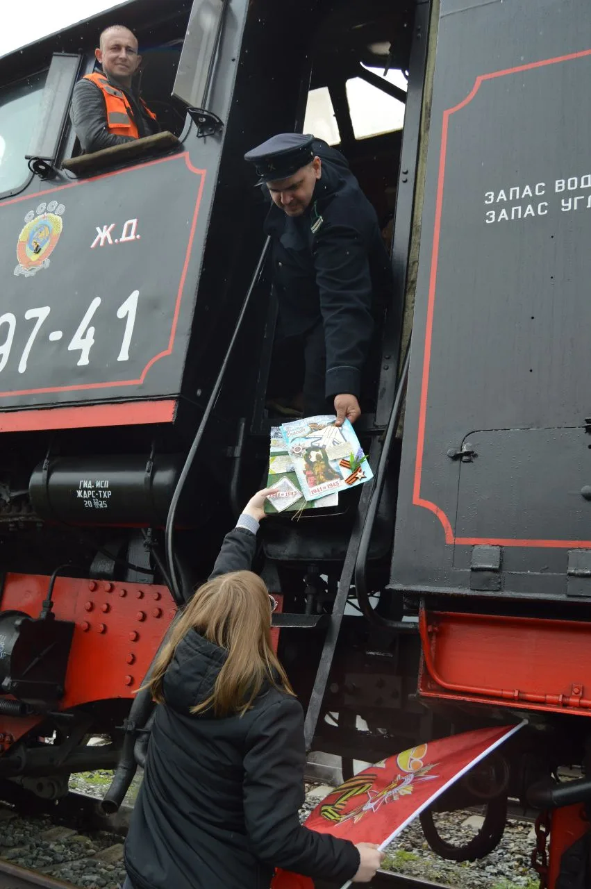 💥3 мая, в 10:00 на станцию Клевенка прибыл ретропоезд «Воинский эшелон» — живое напоми...