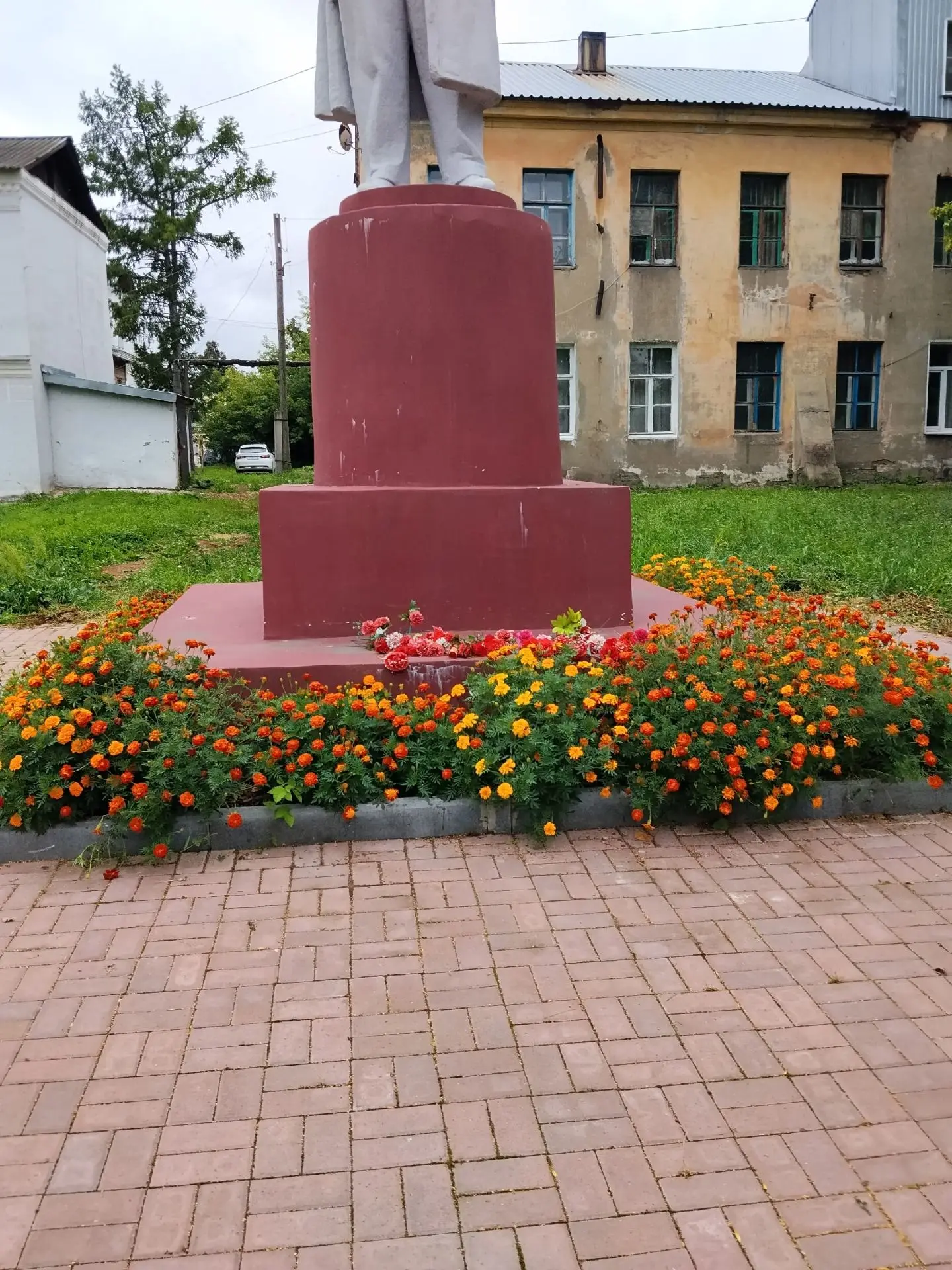 Трудовая бригада школы №1 навела  порядок у памятника Ленину