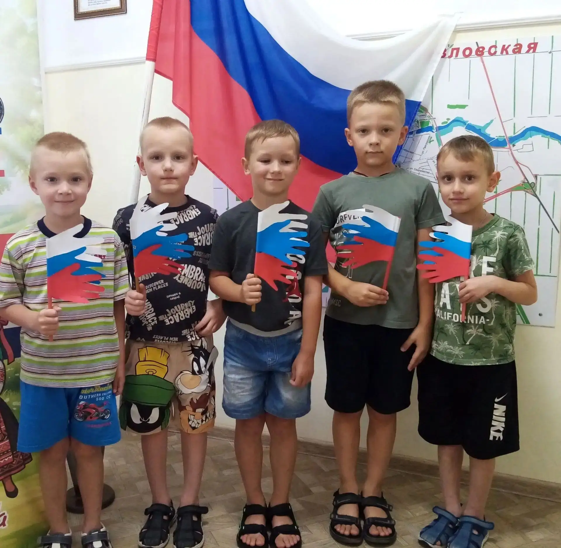 В  группе "Непоседы" продолжается знакомство с Государственным флагом Российской Федера...
