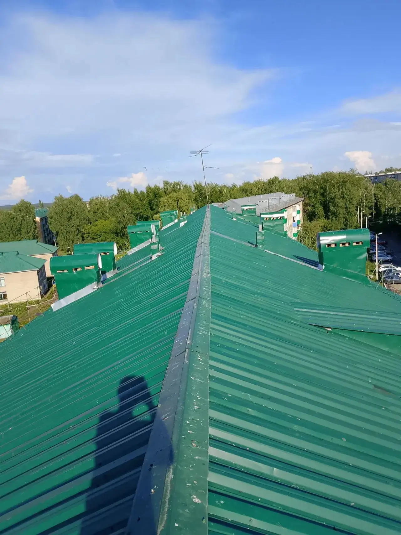 На протяжении недели проходят кровельные текущие работы по дому 🏠 14 по ул.Первомайская г.Дюртюли: 