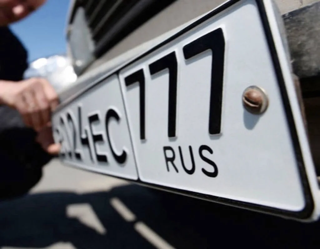 В Крыму начали выписывать штрафы за отсутствие российского флага на государственных номерных знаках.