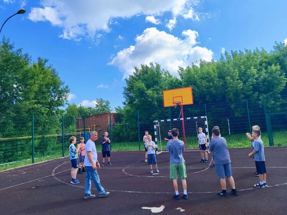 🍒Один день из жизни лагеря «Искорки»: спорт, культура и новые открытия
🌞Летний отдых в пришкольном