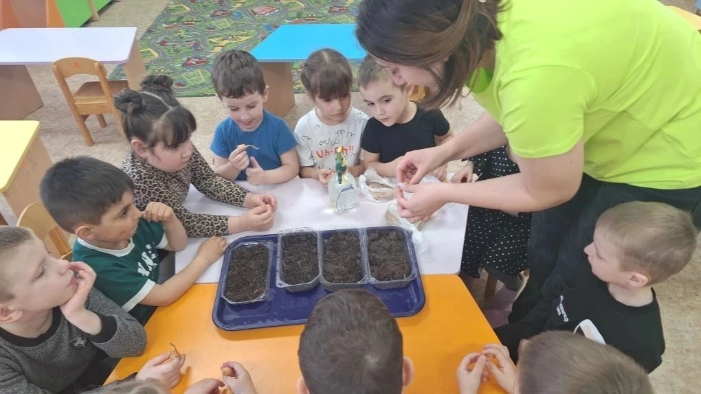 Ребята разновозрастной группы "Солнышко" (3-5лет) , совместно с воспитателем Якубовой М...