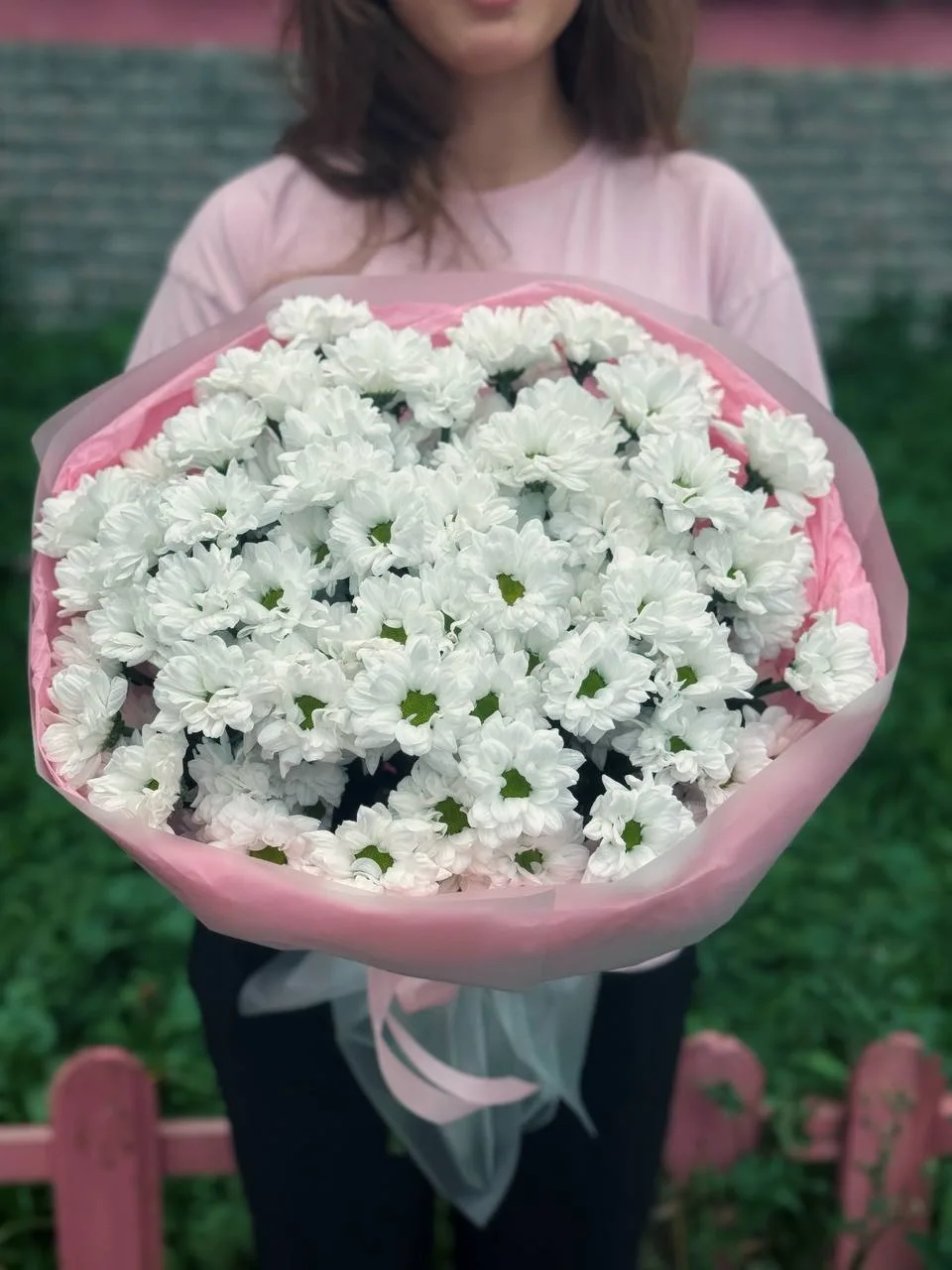 Несколько веточек кустовой хризантемы — и уже получается букет, который хочется поставить дома 🤍

А