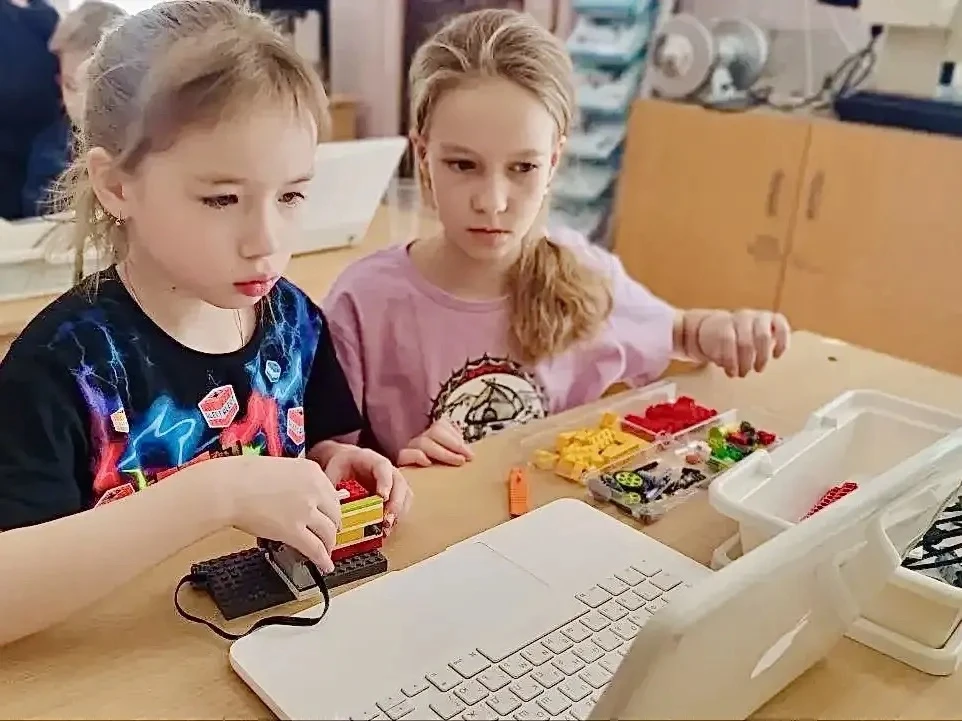 ПРОСТО КЛАСС наши каникулы   🤩 Не «скучное сидение дома», а настоящий весенний движ! Традиционно на 