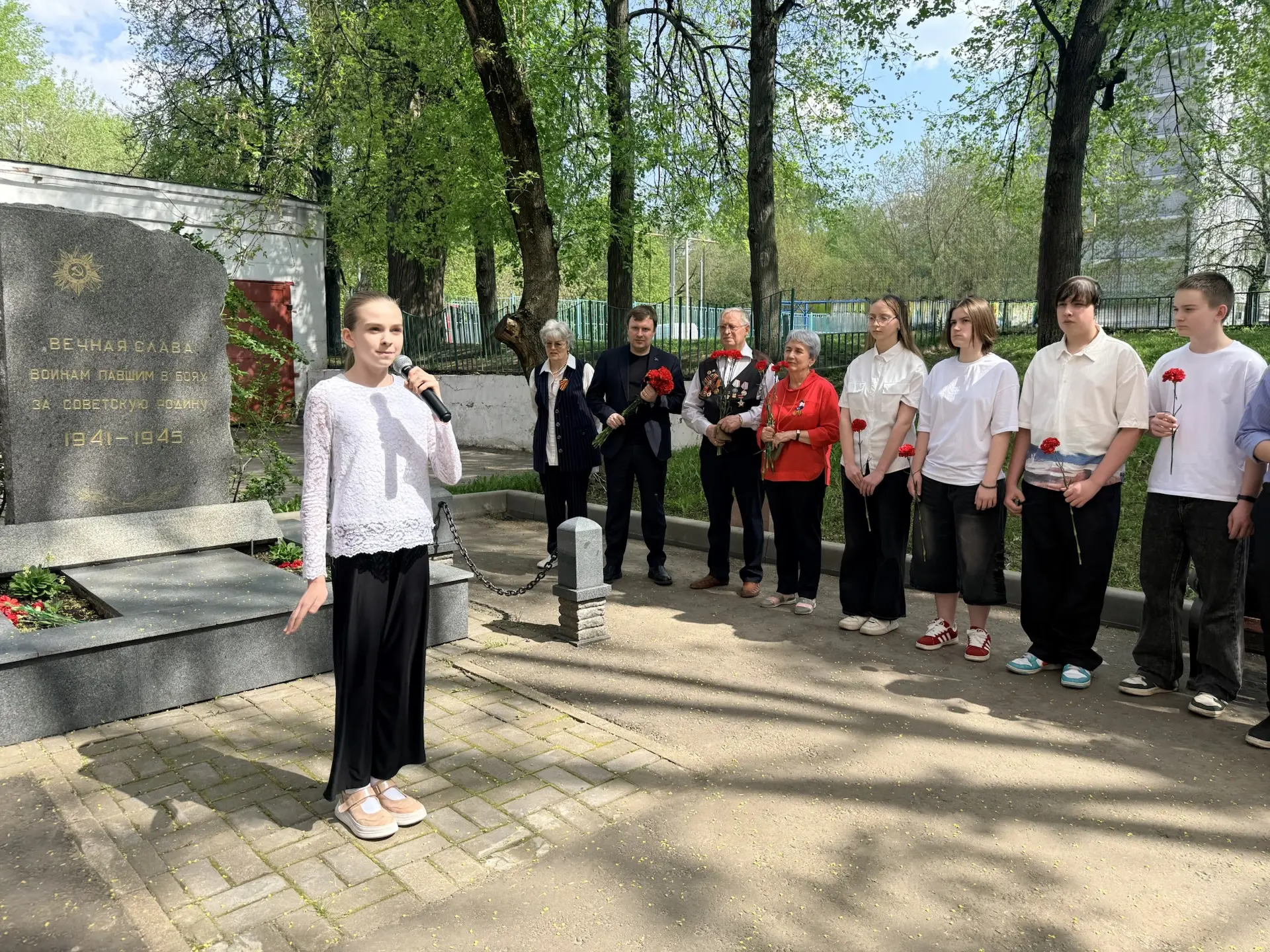 Единство поколений: школьники, педагоги и ветераны объединились в акции «Красные гвоздики»  🕊️ В дни