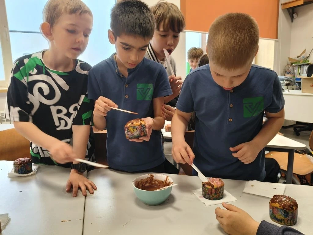 🐣 Украшаем яйца, клеим аппликации и декорируем куличи 🐣  В 3 «Б» классе прошёл необычный открытый ур
