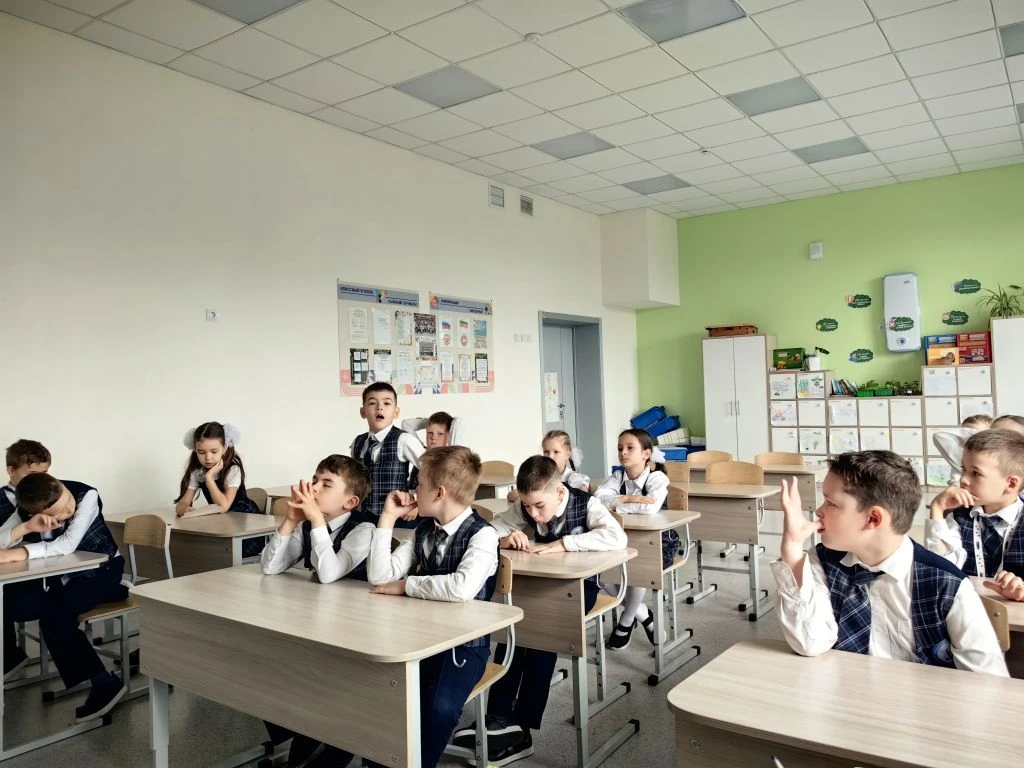 Сегодня у ребят 1 «И» прошло прощание с первым классом. На занятии провели викторину. Ребята  за год