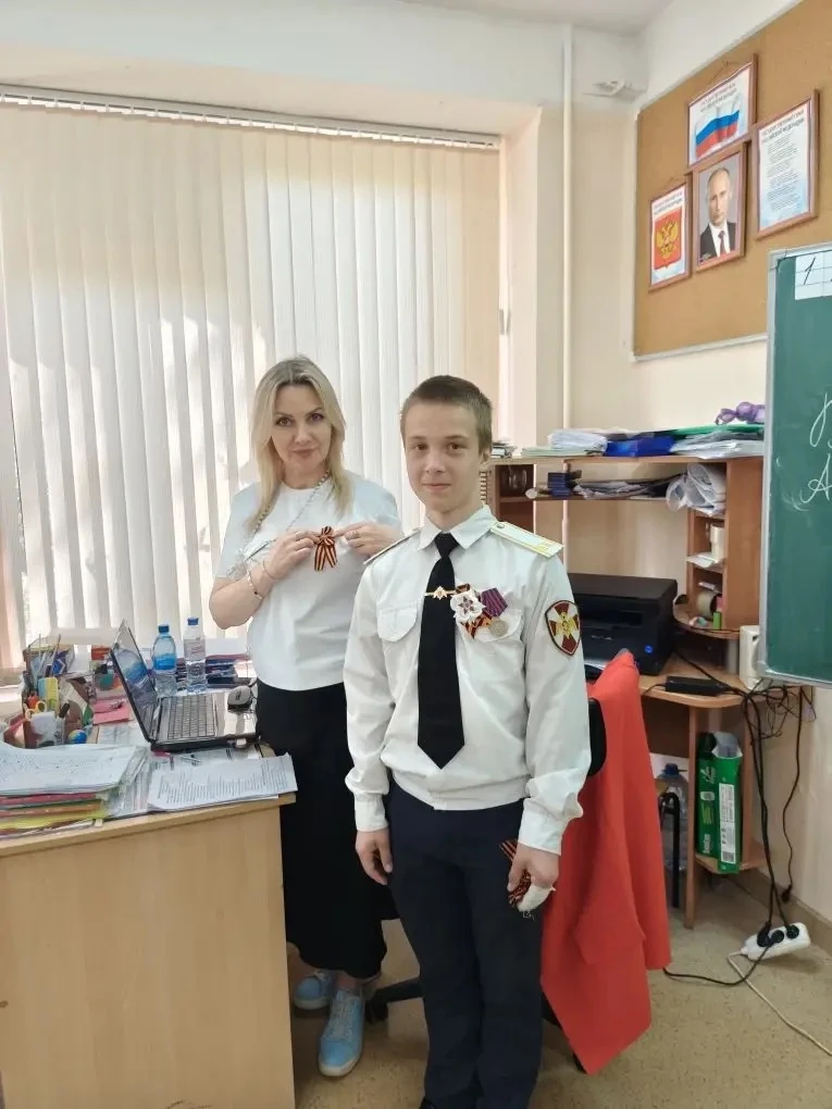 🌺 Кадеты поздравили учителей с Днём Победы! 🌺  Сегодня в нашей школе царила особенная атмосфера тепл