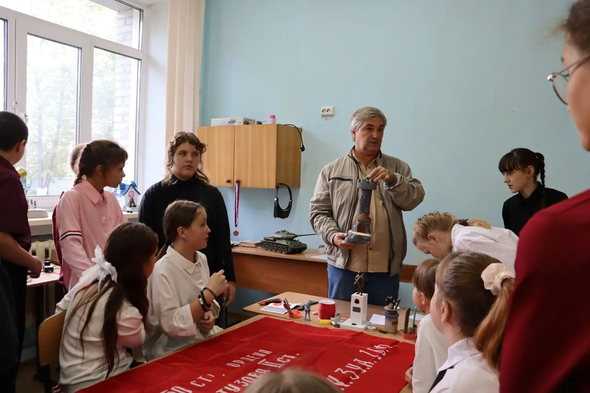 Наши ученики совершили увлекательное путешествие в мир профессий будущего! Обучающиеся ...