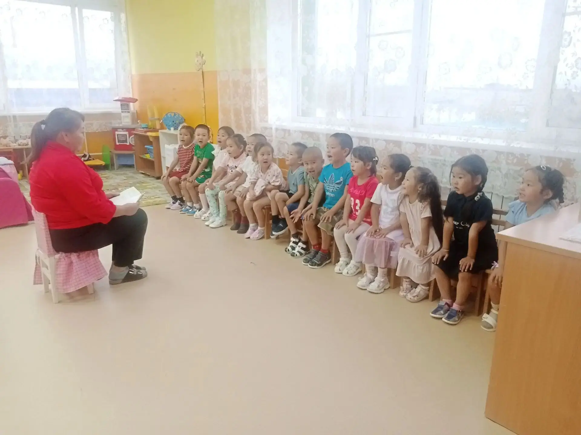 Продолжается тематическая неделя "Краски осени". Сегодня дети старшей группы с увлечени...
