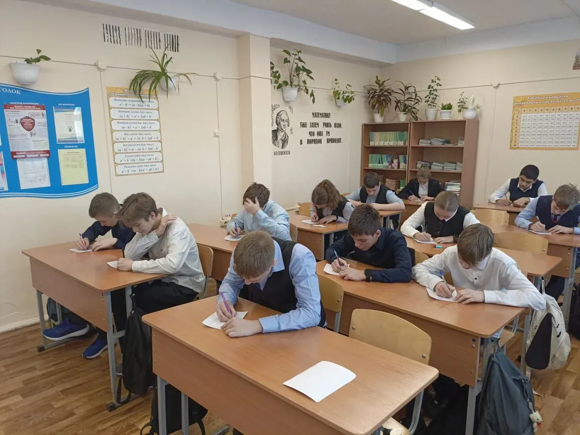 🔥 Кто тут король цифр? Наши чемпионы! 🔥 На днях в школе кипели математические страсти — прошёл Чемпи