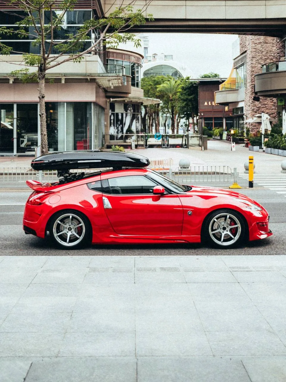 🚘 JDM‑спорткар — не только для трека и дрифта!

Думаете, Nissan 370Z создан лишь для серпантинов и 