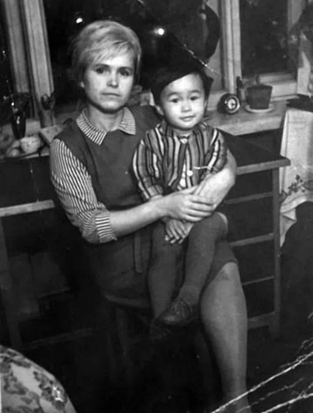 На этом фото - будущий кумир миллионов в самом обычном советском детстве. Маленький Вит...