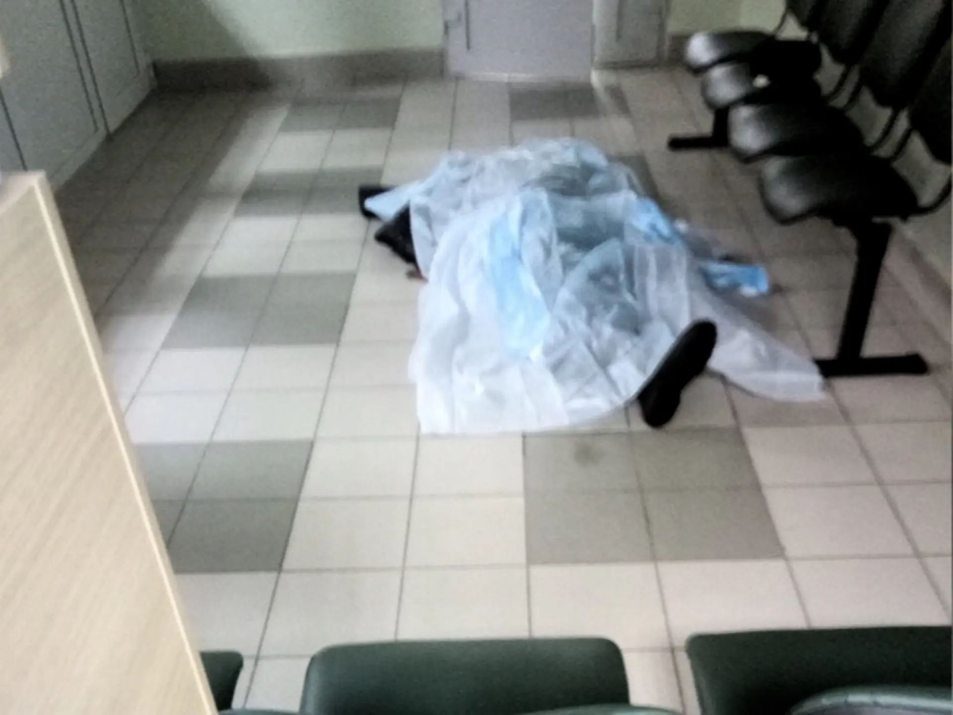 😱В поликлинике Дзержинска произошла трагедия — 4 августа в коридоре умер мужчина.