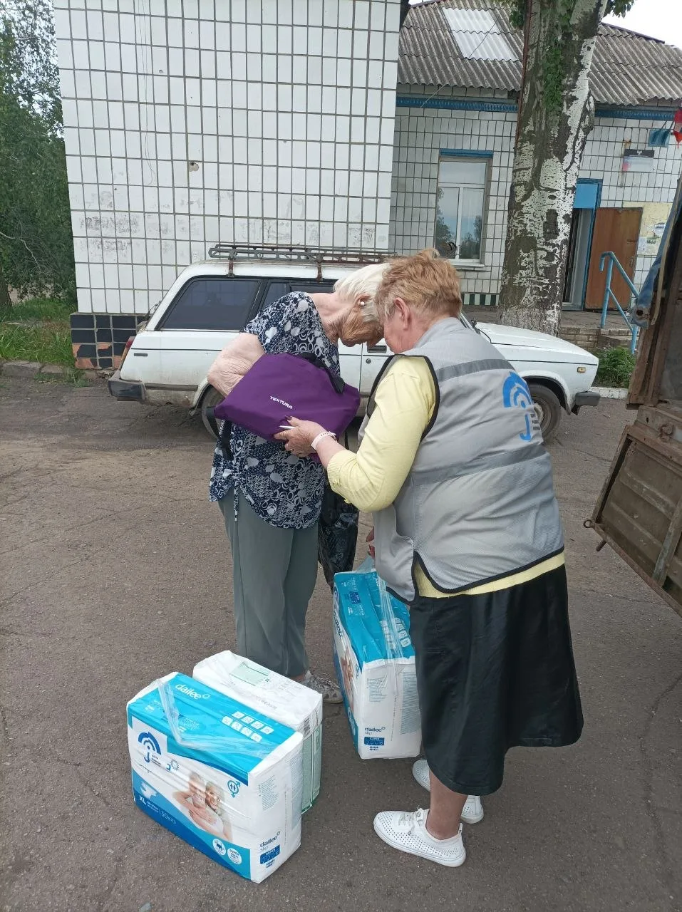 Наша команда побывала в Старомихайловке и передала средства гигиены нуждающимся, а также продуктовые