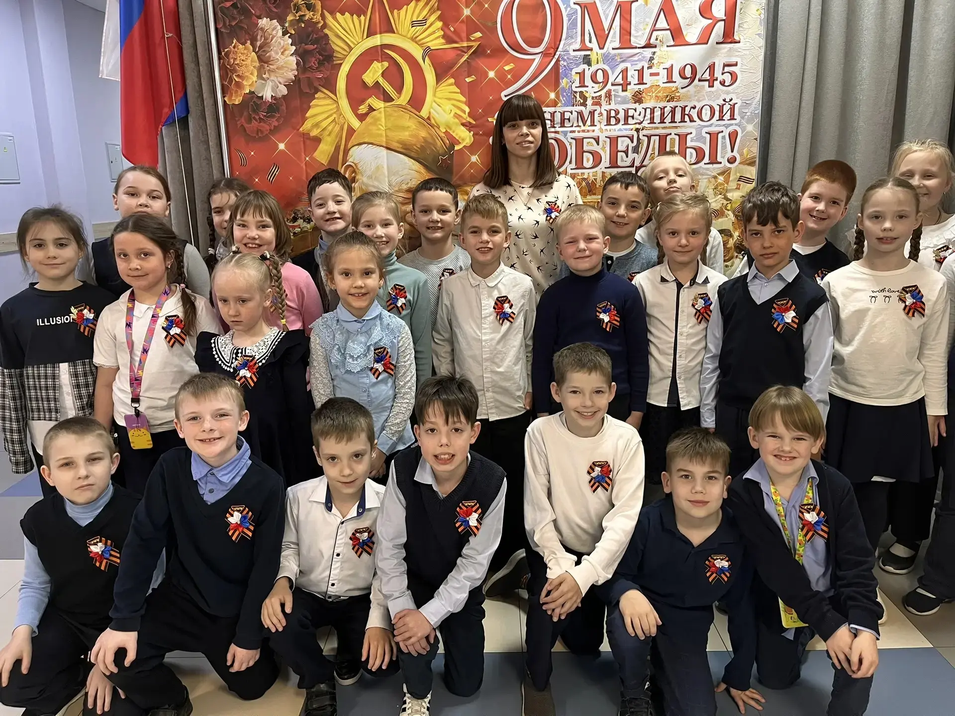 В 1 «Б» классе прошёл особенный мастер‑класс: ребята своими руками создавали броши с георгиевской ле