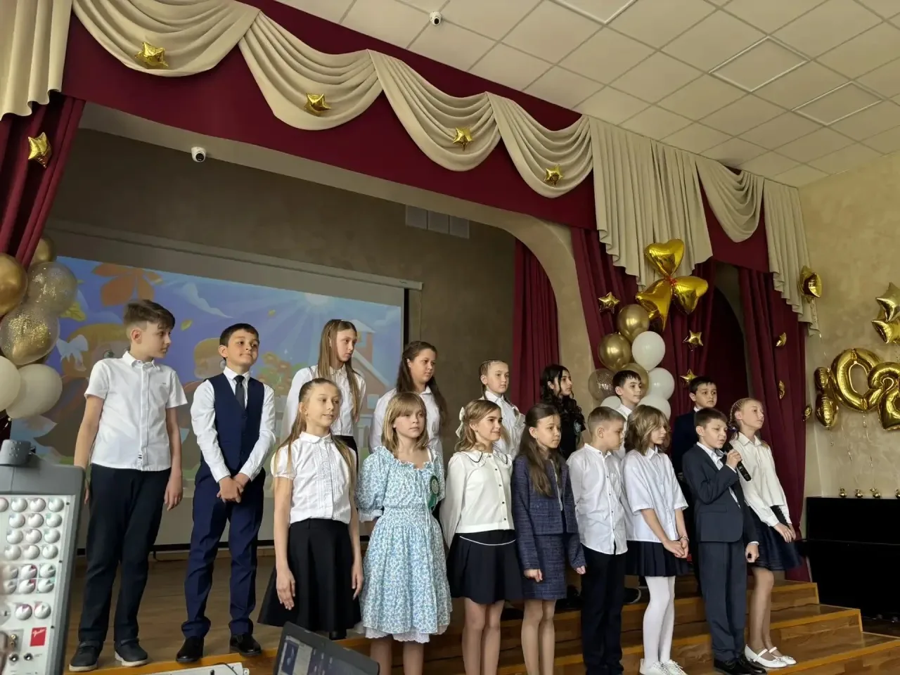 🎉 Мы врываемся в среднюю школу!

25 мая в нашей школе прошёл первый в жизни последний звонок — для 