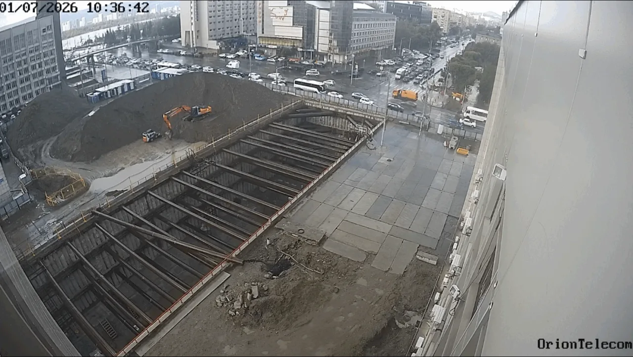 Со стройплощадки метро на улице Карла Маркса в Красноярске вывозят грунт