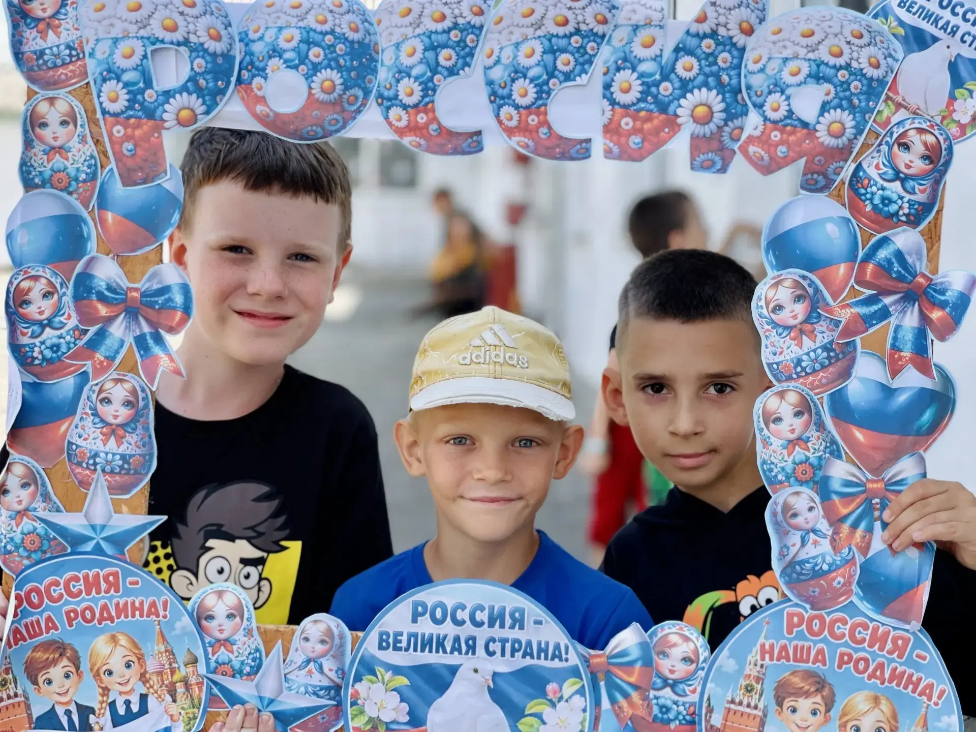 Затем в честь праздника Дня России дети устроили интересную фотосессию.
#безопасноелето
