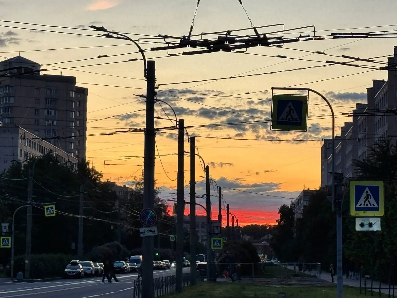 Триколор в небе Купчино 12 июня 

📸 "Купчино. Фото"
