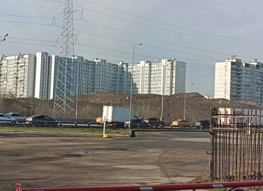 На Северодвинской улице до сих пор разгребают привезенный зимой снег