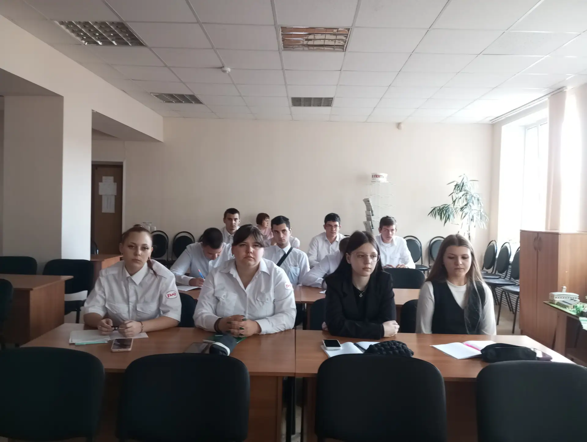 26 мая, в читальном зале библиотеки Ртищевского техникума, преподавателем Бурмистровой ...