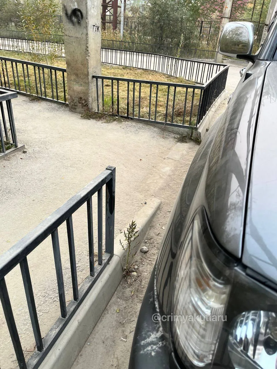 Водитель Крузака встал и заблокировал выход из тротуара. Нашему подписчики пришлось пой...