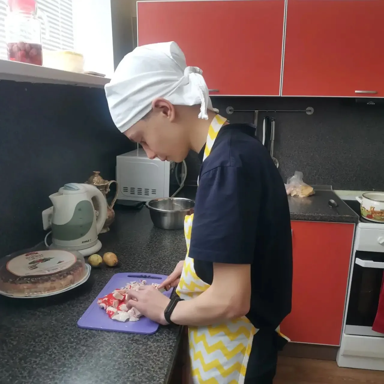 Сегодня праздник у ребят! И это отличный повод собраться за праздничным столом. Вот и ребята семейно
