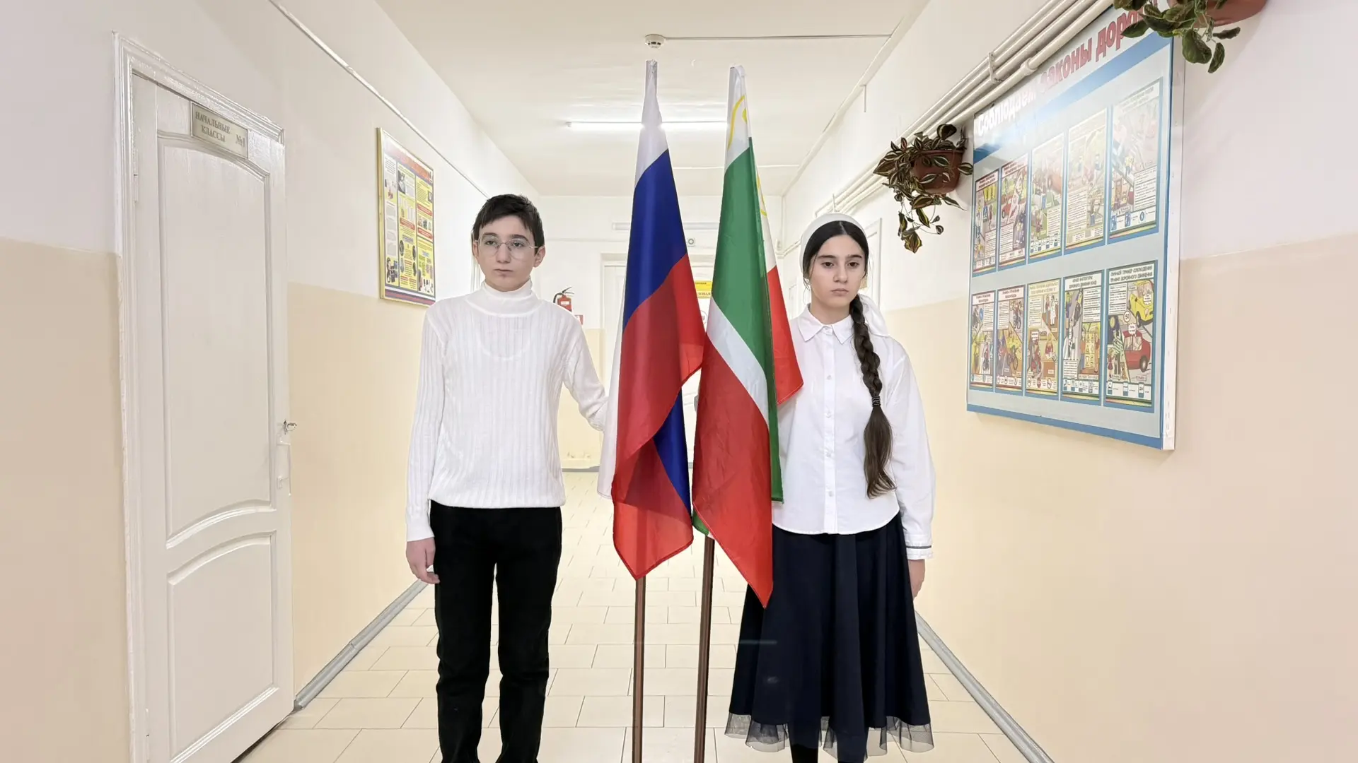 Новая неделя в нашей школе началась с  линейки и поднятия государственных флагов под гимны Российско
