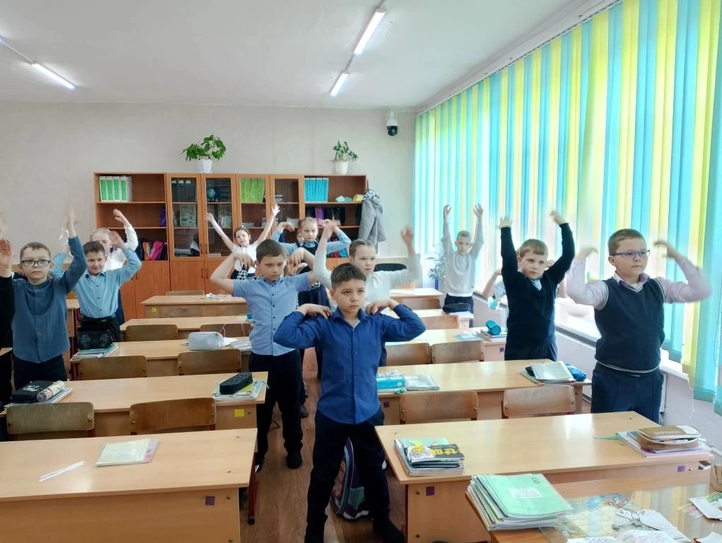 Физминутки  📍В 2"А" классе Галковская И. Г., классный руководитель, проводит физминутки в рамках про