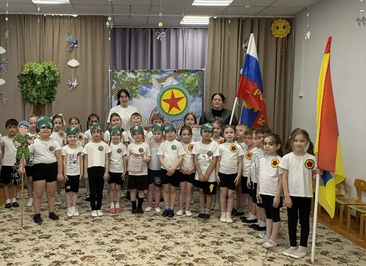 В старших и подготовительных группах дошкольного отделения «Калинка» прошёл смотр строя и песни, пос