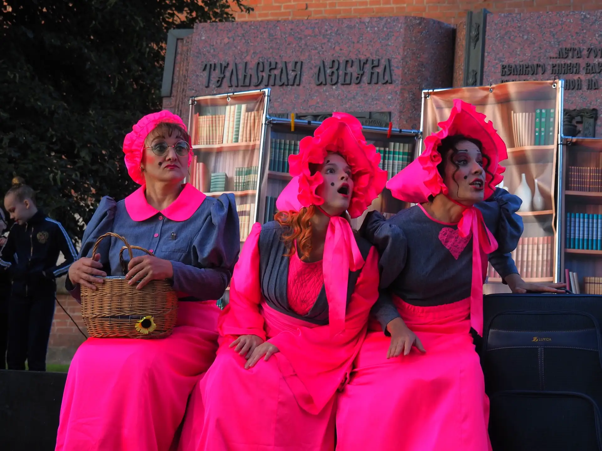 Два бесплатных показа уличного спектакля «Рассказки по классике» 🧡🎭

Приглашаем на добрый, трогате