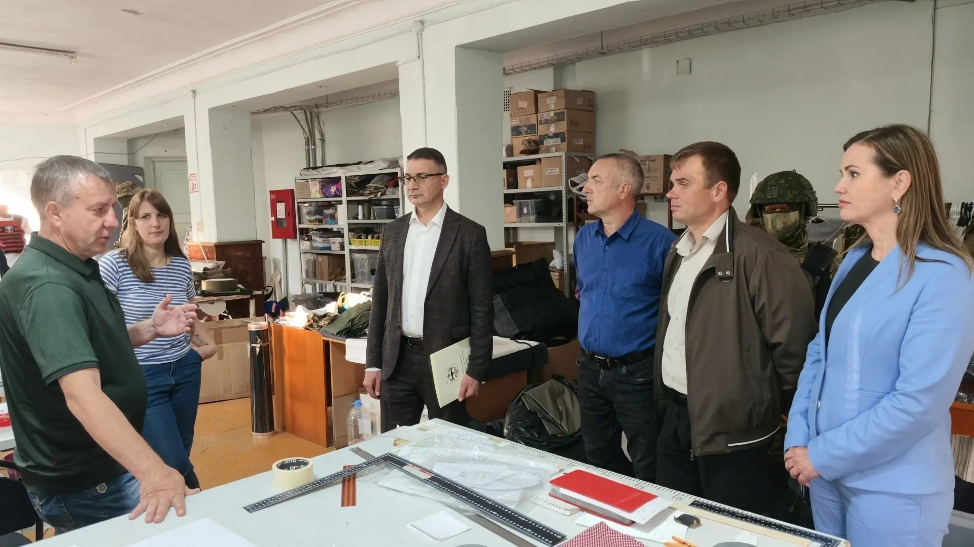 Председатель горсовета Азмет Джаримок с сотрудниками управления делами СНД МО "Город Ма...
