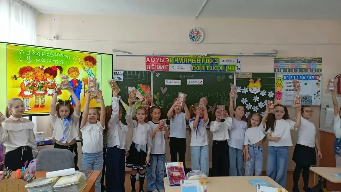 Наши маленькие принцессы из 2 "Г" 💐  В преддверии весеннего праздника в классе было особенно шумно и