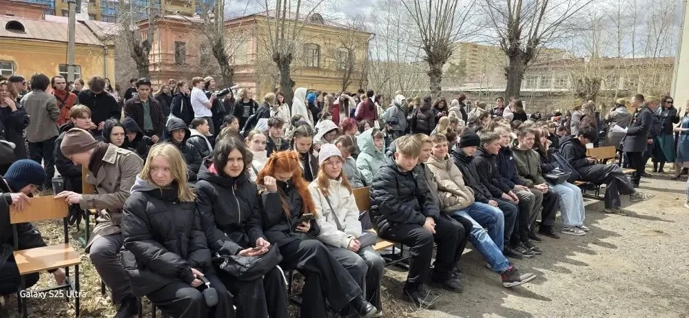 🕊️Ученики нашей школы вместе с педагогами посетили концерт 🎼«Фронтовой бригадный грузовик»от студент