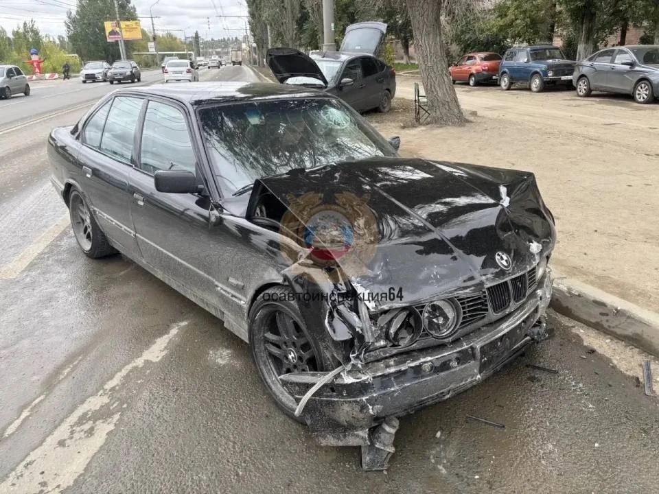 Сегодня утром в Ленинском районе Саратова произошла авария с участием отечественного ав...