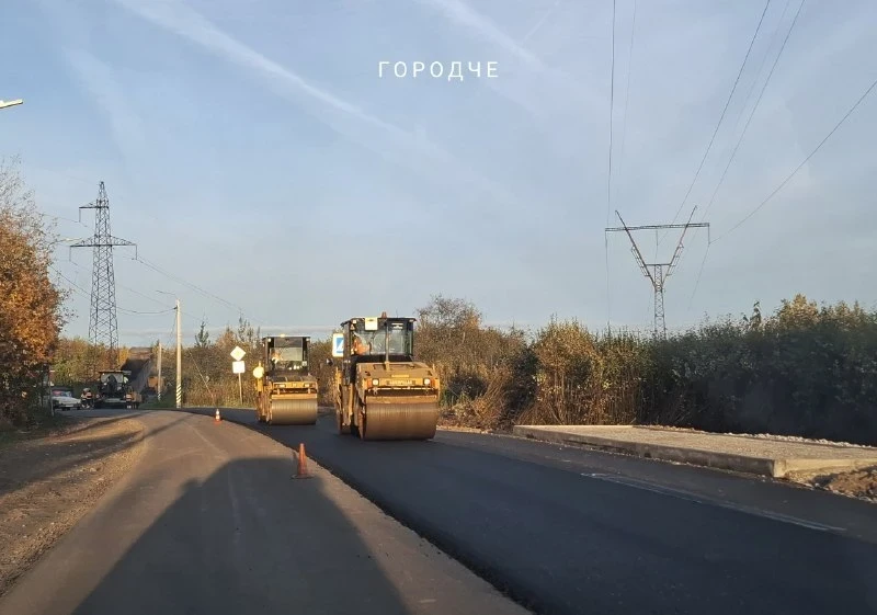 Дачную дорогу усилят вторым слоем асфальта. Работы идут от Северного моста до развилки ...