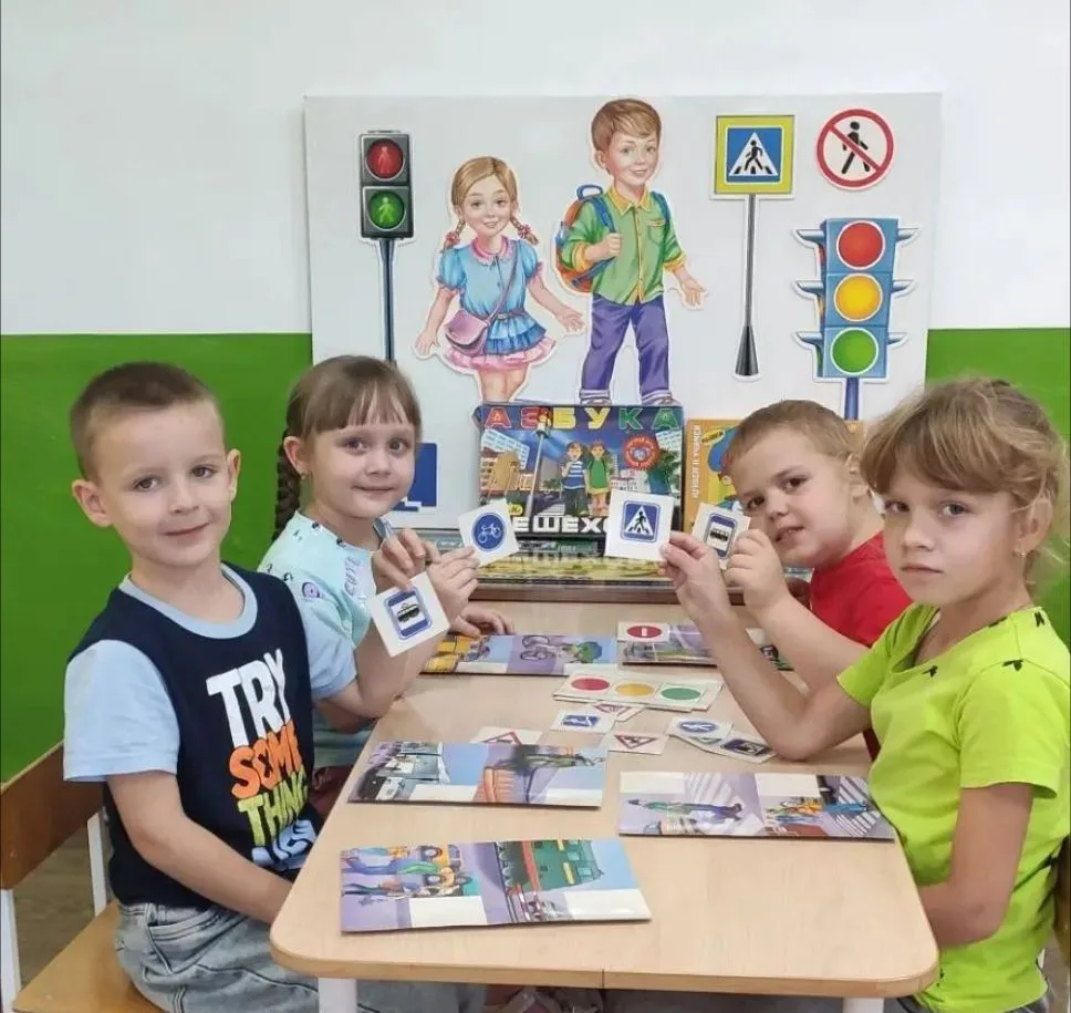 Дидактические игры по ПДД помогают детям легко и безопасно усвоить правила поведения на...