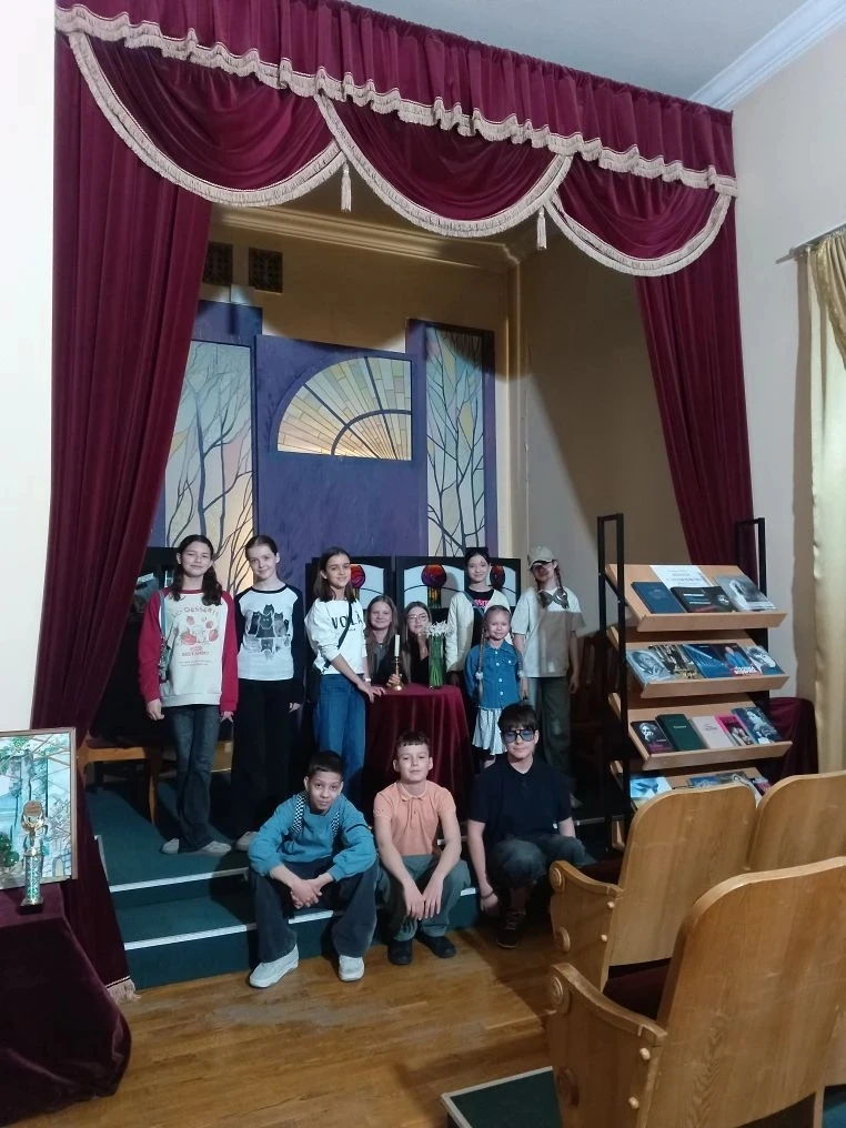 В театральной студии "Первая роль" случилась уникальная экскурсия. Младшая группа студии отправилась