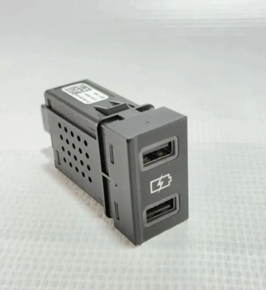 Добрый день, кто ставил блок usb для заднего ряда, где они не предусмотренны комплектац...